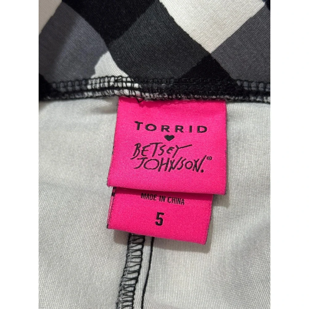 Torrid Betsey Johnson Buffalo Plaid Pull-On Crop Pants Size 5 Plus Black White